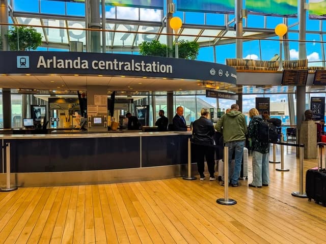 Hyr buss till Arlanda Airport för flygplatstransfer i Stockholm.