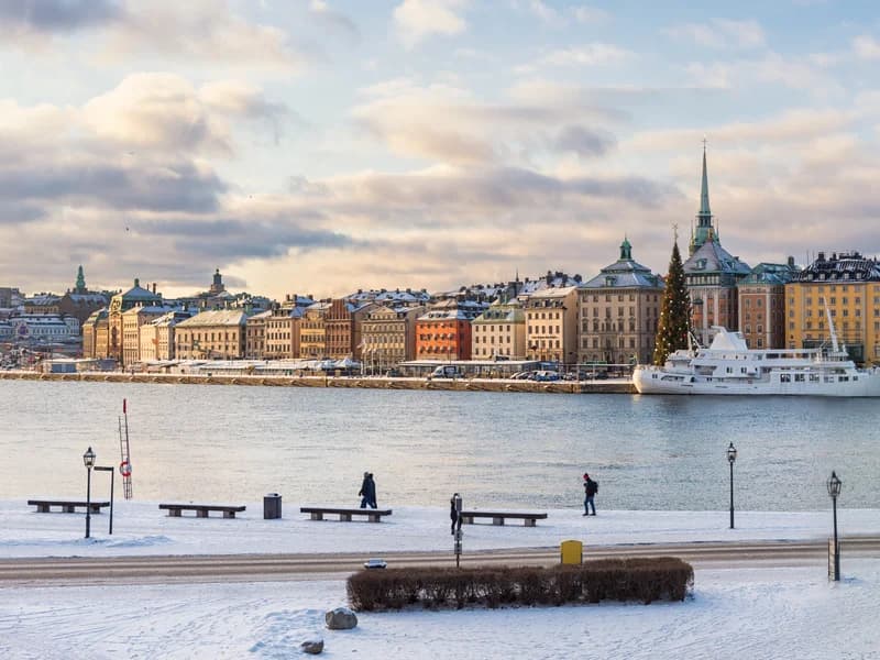 Hyr buss till Gamla Stan för sightseeing och historiska rundturer i Stockholm.