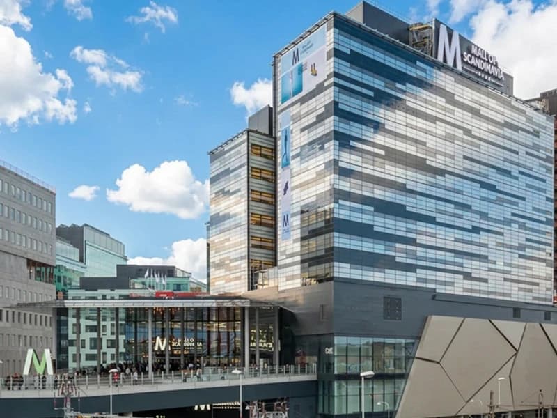 Hyra buss för bekväma shoppingresor till Mall of Scandinavia i Stockholm.