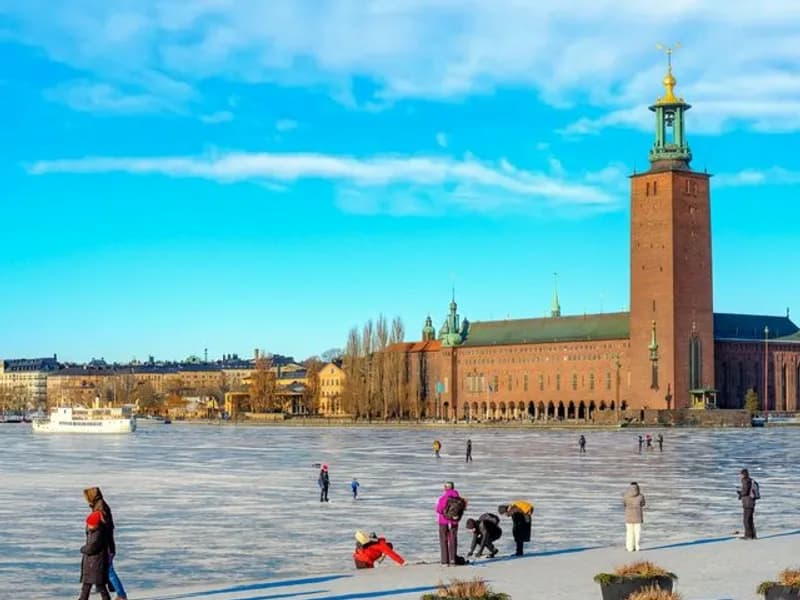 Hyr buss till Stockholms Stadshus för sightseeing och bröllop i Stockholm.